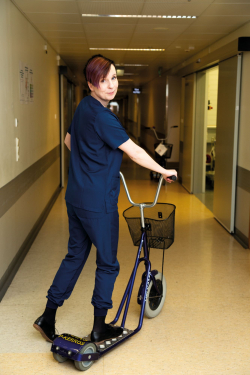 Medical director Sally Järvelä has so-called work experience days in different areas of the organization, such as the emergency services. “My childhood dream of working with patients comes true when I’m able to help people and achieve something meaningful. Patient work is grounding. It reminds a director of the daily conditions and teamwork involved in running a hospital.”